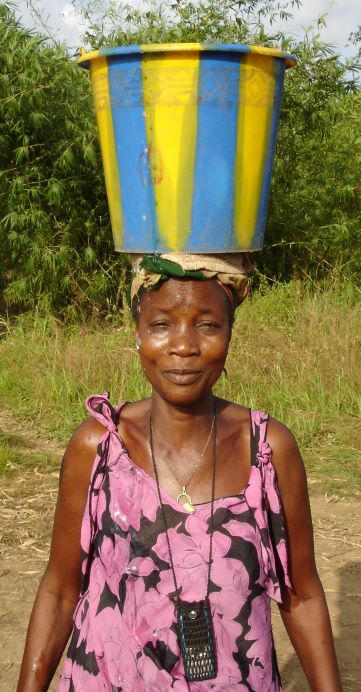 Photos - Women Carrying Water 8.JPG 579 KB