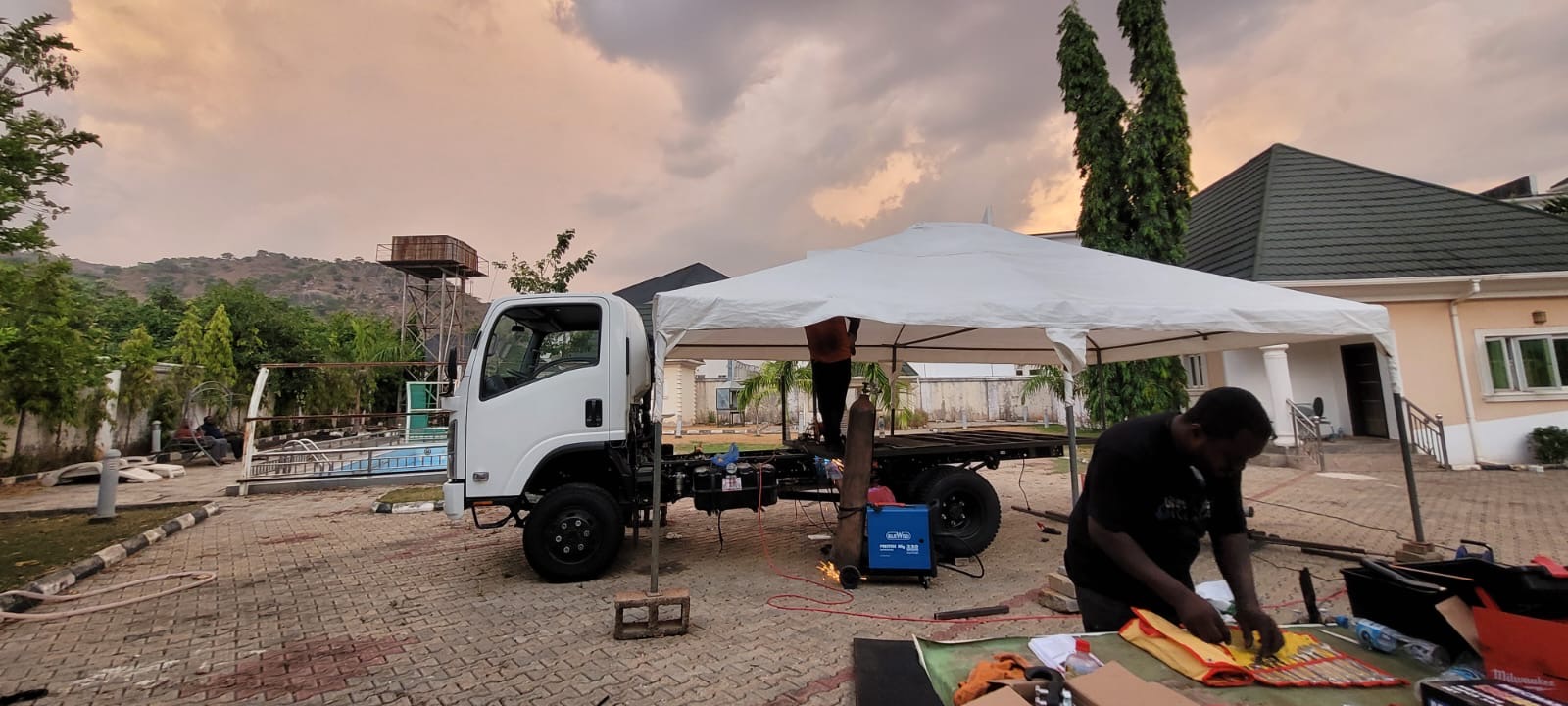 Tent setup for assembling the rig