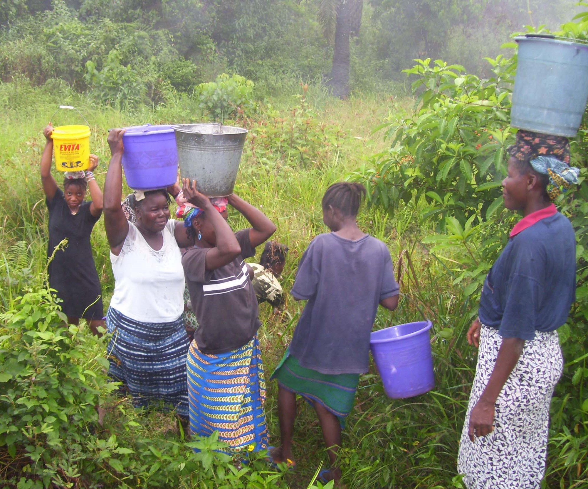 Photos - Women Carrying Water 11.JPG 844 KB