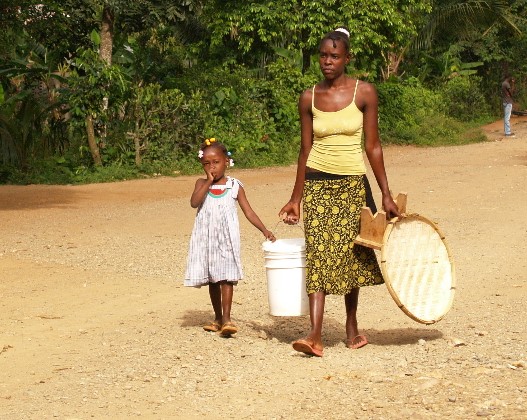 Photos - Women Carrying Water 9.jpg 128 KB