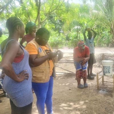 Showing the community the process of washing hands