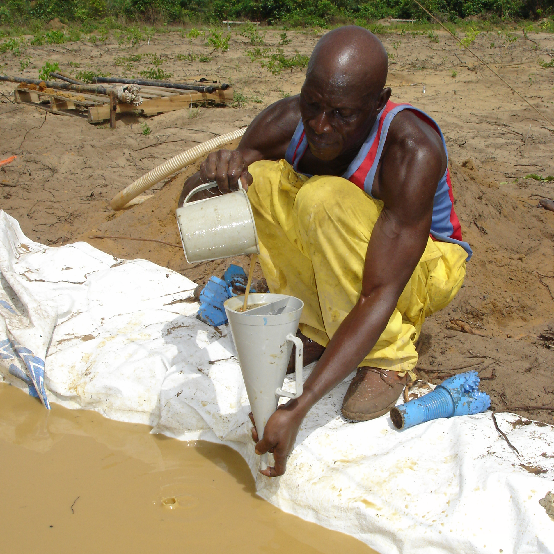 Driller Yogi measuring viscosity of Drilling Mud