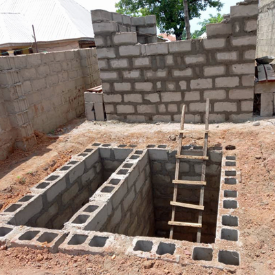 Lining the pit with blocks
