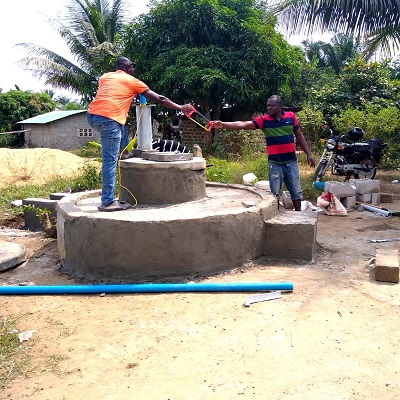 The team working to rehabilitate the broken pump 