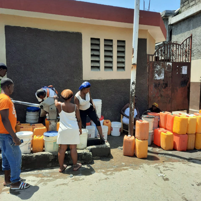 Many waiting in cue for water at repaired well
